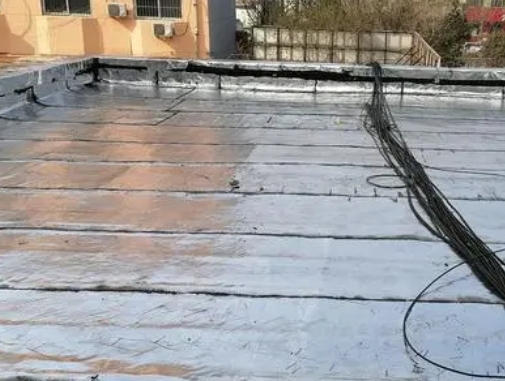 淄博市卫生间漏水维修公司分享下淄博市屋面楼顶防水刚性防水层施工要点。